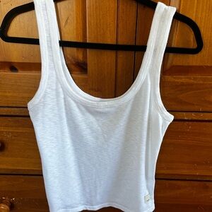 Vuori Sunrise Crop Tank in White, Size Medium